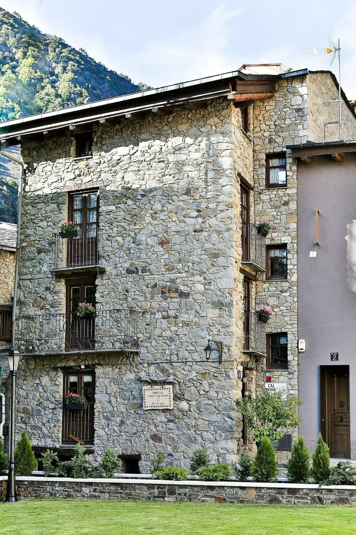 Hostal Cisco De Sans Hotel Andorra la Vella Exterior photo